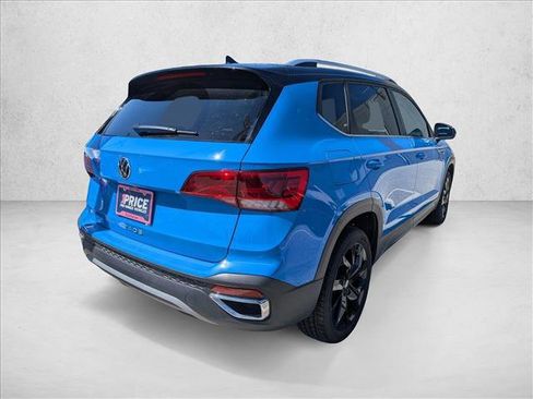 Used 2024 Volkswagen Taos SE w/ Panoramic Sunroof Package FWD image 5