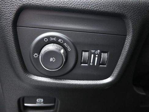 Used 2024 Jeep Grand Cherokee Limited w/ Black Appearance Package AWD/4WD image 12