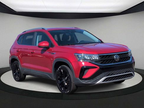 Used 2022 Volkswagen Taos SE w/ IQ.Drive SE Package image 2