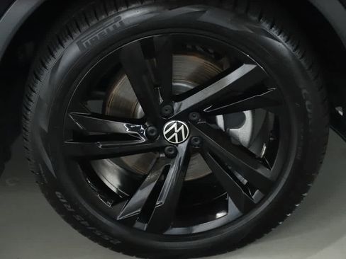 Certified 2023 Volkswagen Tiguan SE R-Line AWD/4WD image 10
