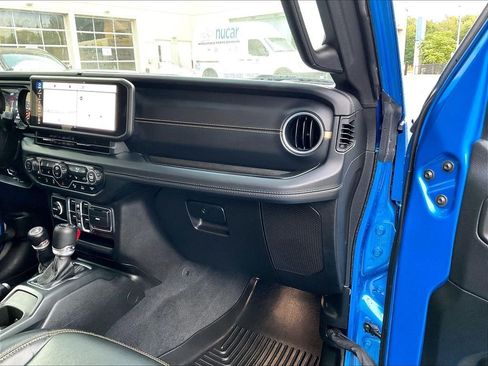 Used 2025 Jeep Wrangler Unlimited Sahara AWD/4WD image 13