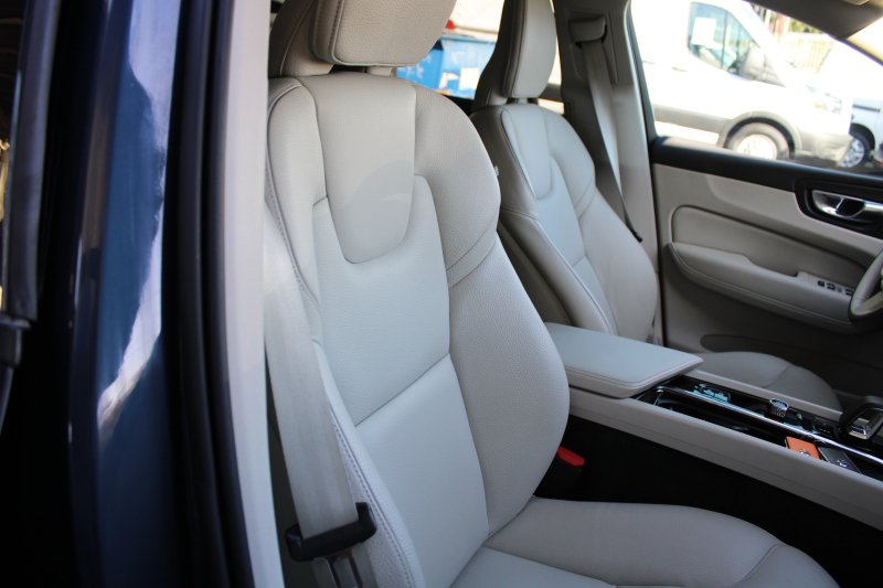 Used 2022 Volvo XC60 B5 Momentum FWD image 9