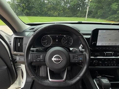 Used 2024 Nissan Pathfinder SL FWD image 14