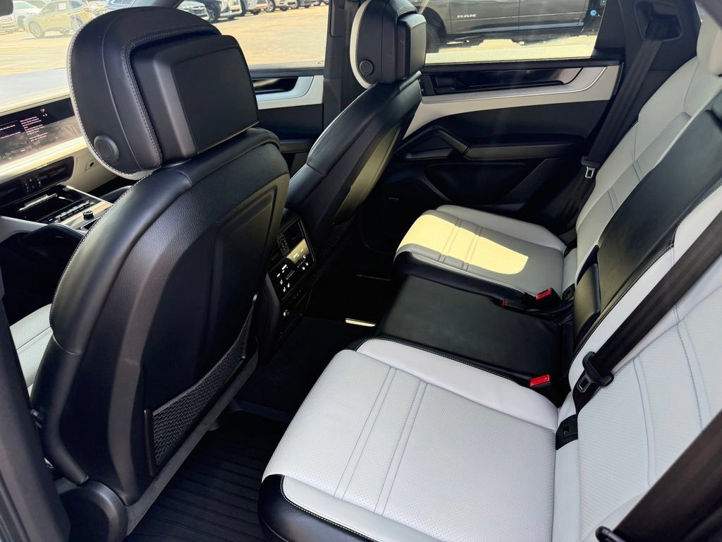 Used 2024 Porsche Cayenne Coupe AWD/4WD image 19