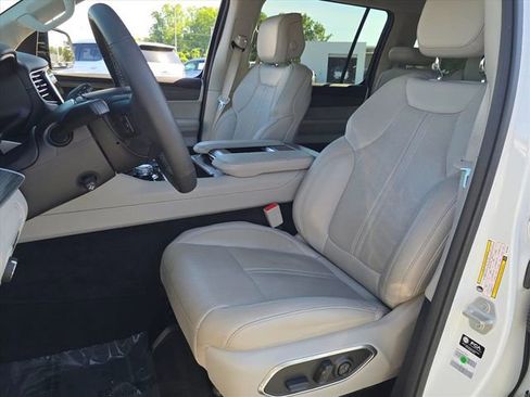 Used 2024 Jeep Wagoneer L Series II RWD image 15