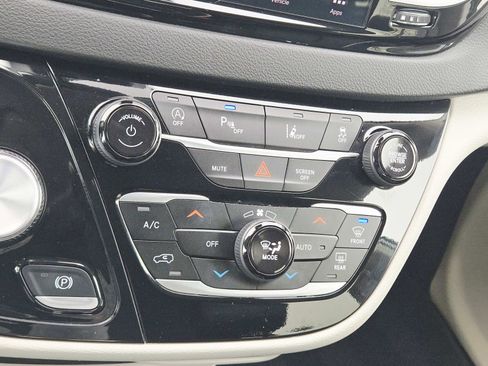 Used 2024 Chrysler Pacifica Touring-L image 32