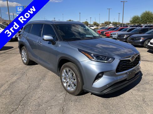 Used 2024 Toyota Highlander Limited image 3