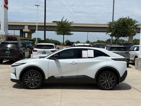 Used 2026 Toyota C-HR AWD/4WD image 8