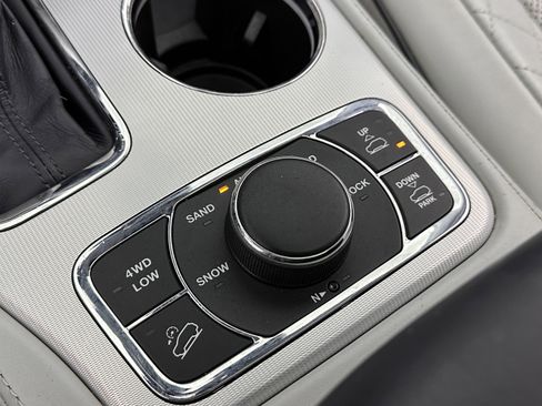 Used 2018 Jeep Grand Cherokee Summit image 18