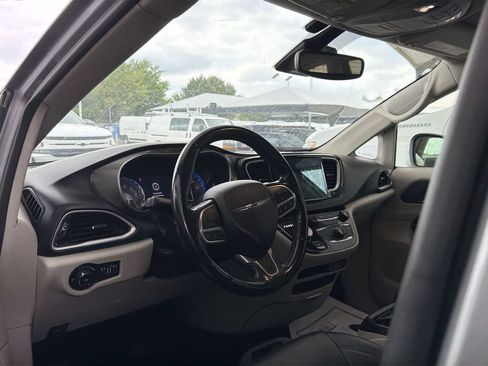 Used 2021 Chrysler Pacifica Touring-L FWD image 6