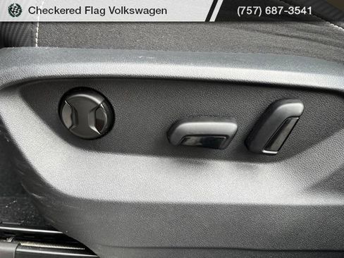 Used 2024 Volkswagen Atlas Cross Sport SE FWD image 22