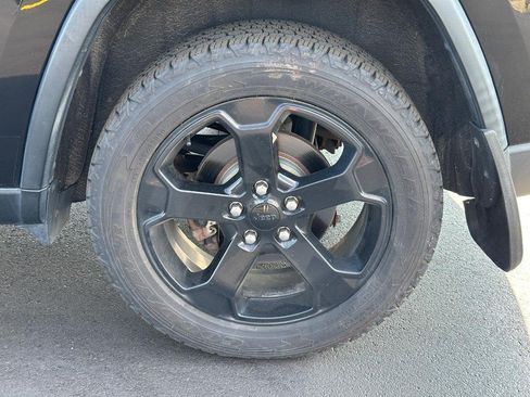 Used 2018 Jeep Grand Cherokee Laredo AWD/4WD image 7