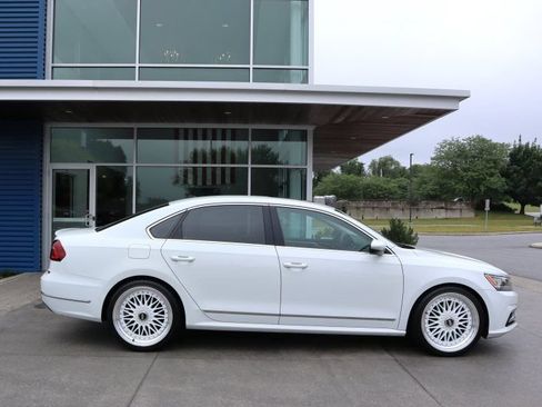 Used 2017 Volkswagen Passat 1.8T SE FWD image 2