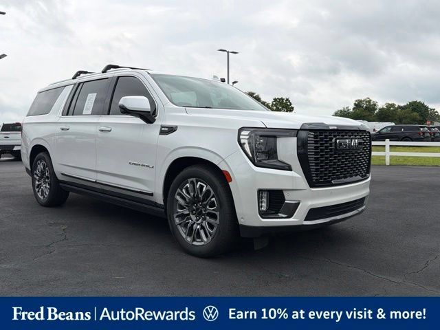 Used 2023 GMC Yukon XL Denali Ultimate AWD/4WD image 3