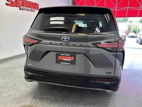 Used 2025 Toyota Sienna XSE FWD image 4