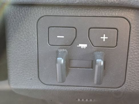 Used 2022 Toyota Tundra SR5 w/ Convenience Package image 8