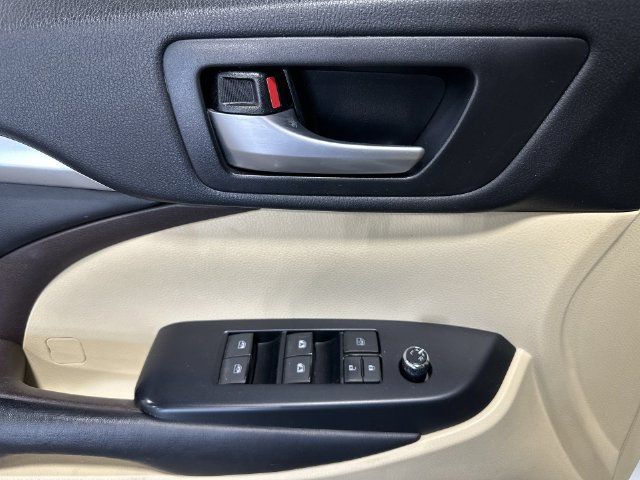 Used 2017 Toyota Highlander XLE FWD image 19