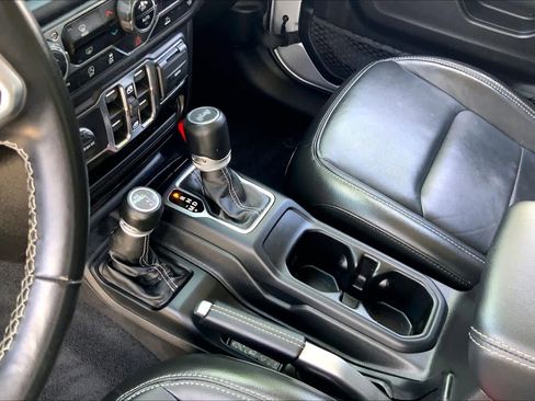 Used 2022 Jeep Wrangler Unlimited Sahara AWD/4WD image 16