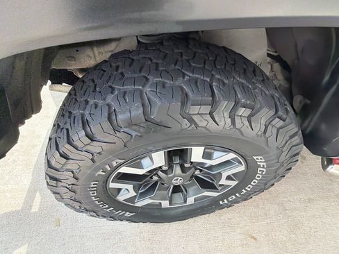 Used 2017 Toyota Tacoma TRD Off-Road w/ Tow Package (A/T) AWD/4WD image 2
