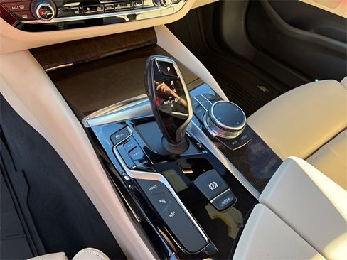 Used 2019 BMW 530e w/ Premium Package image 26