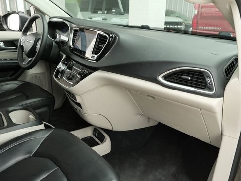 Used 2023 Chrysler Pacifica Touring-L image 21