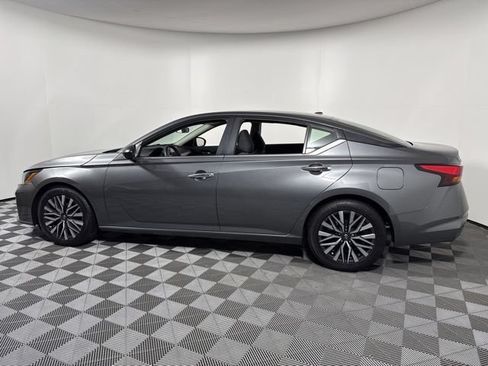 Used 2025 Nissan Altima 2.5 SV FWD image 4