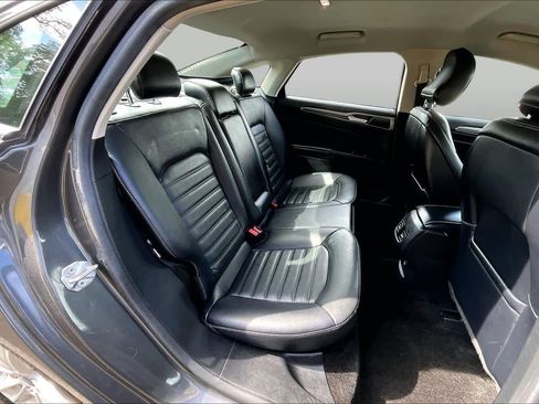 Used 2018 Ford Fusion SE w/ Fusion SE Technology Package FWD image 20
