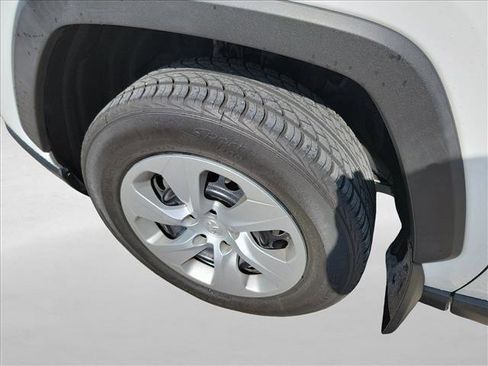 Used 2021 Toyota RAV4 LE AWD/4WD image 9
