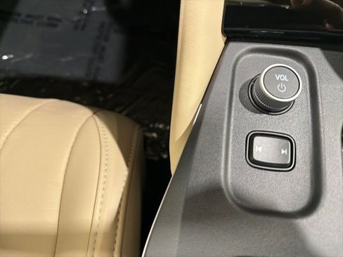 Certified 2025 Acura MDX w/ Technology Package image 44