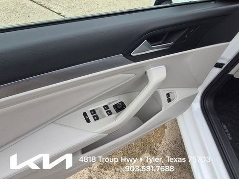 Used 2023 Volkswagen Jetta SE w/ Panoramic Sunroof Package FWD image 21