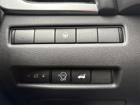 Used 2023 Nissan Rogue SL w/ SL Premium Package image 10