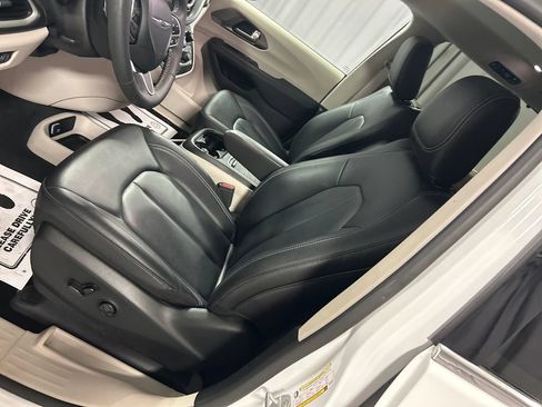 Used 2024 Chrysler Pacifica Touring-L w/ Uconnect Theater Family Group FWD image 12