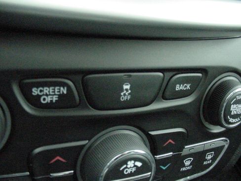Used 2014 Jeep Cherokee Trailhawk w/ Comfort/Convenience Group image 28