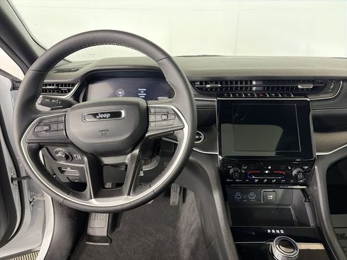 Used 2025 Jeep Grand Cherokee L Altitude image 3