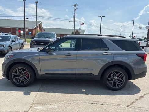 Used 2025 Ford Explorer ST-Line w/ ST-Line Street Pack AWD/4WD image 4