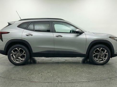 Used 2025 Chevrolet Trax LT FWD image 11