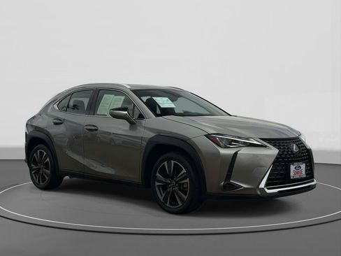 Used 2019 Lexus UX 200 w/ Premium Package FWD image 4
