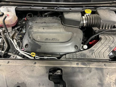 Used 2024 Chrysler Pacifica Touring-L FWD image 27