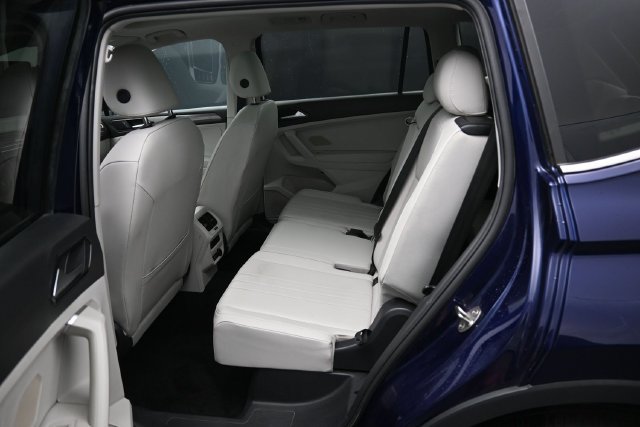 Used 2023 Volkswagen Tiguan SE w/ Panoramic Sunroof Package FWD image 29