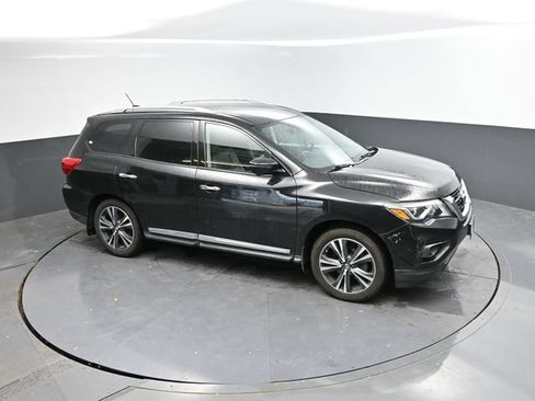 Used 2017 Nissan Pathfinder Platinum w/ Family Entertainment Package AWD/4WD image 18