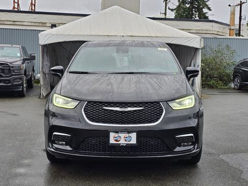 New 2026 Chrysler Pacifica Select image 3