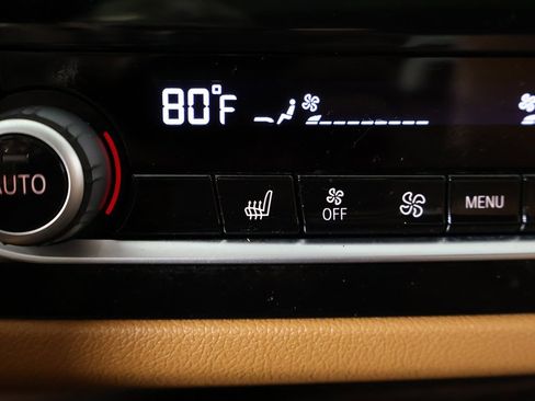 Used 2022 BMW M550i xDrive w/ Premium Package image 64