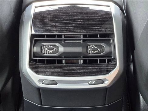 Used 2025 BMW 740i xDrive image 17