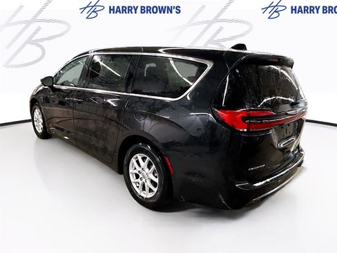 Used 2023 Chrysler Pacifica Touring-L image 2