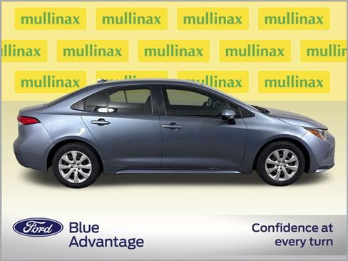 Used 2022 Toyota Corolla LE FWD image 2