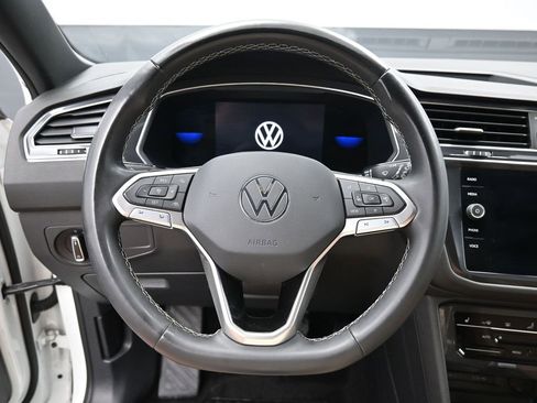 Used 2022 Volkswagen Tiguan SE image 16
