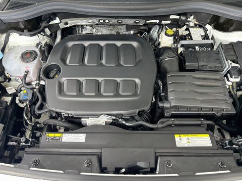 Certified 2025 Volkswagen Tiguan SE w/ Panoramic Sunroof Package AWD/4WD image 28