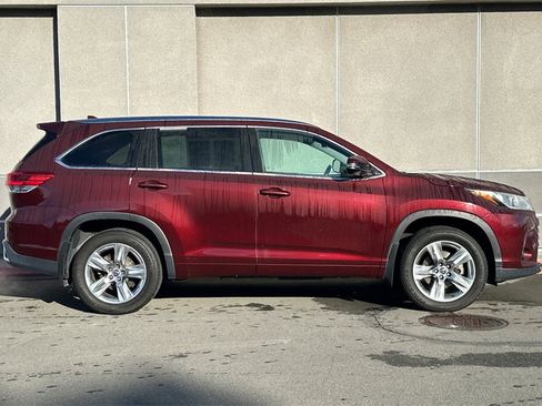 Used 2017 Toyota Highlander Limited image 3