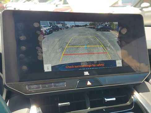 Certified 2024 Toyota Venza XLE AWD/4WD image 28