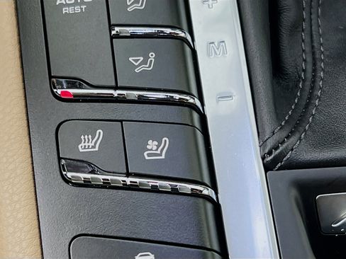 Used 2020 Porsche Macan S image 21